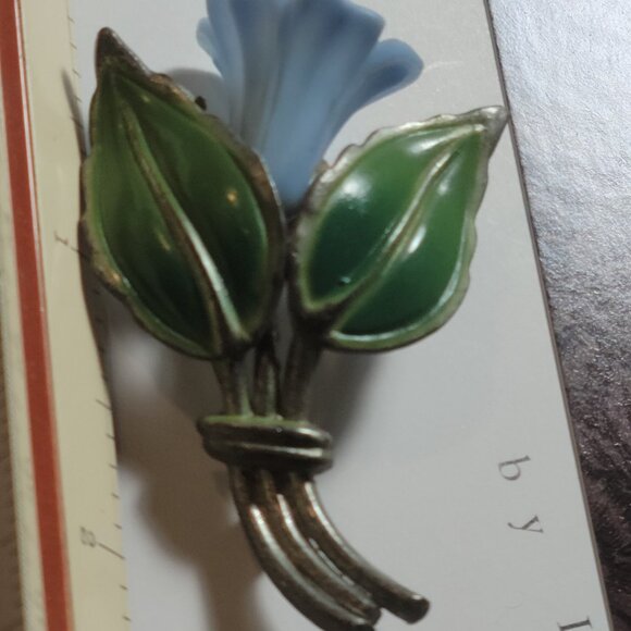 Unsigned Antique Tulip with center Pearl and Tulip is made of Hard Plastic - Picture 7 of 9